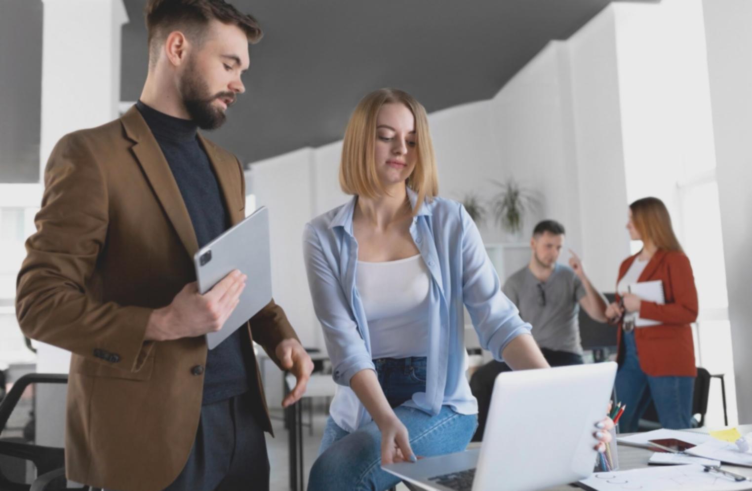 Groupe de participants en formation financière travaillant ensemble sur des projets collaboratifs